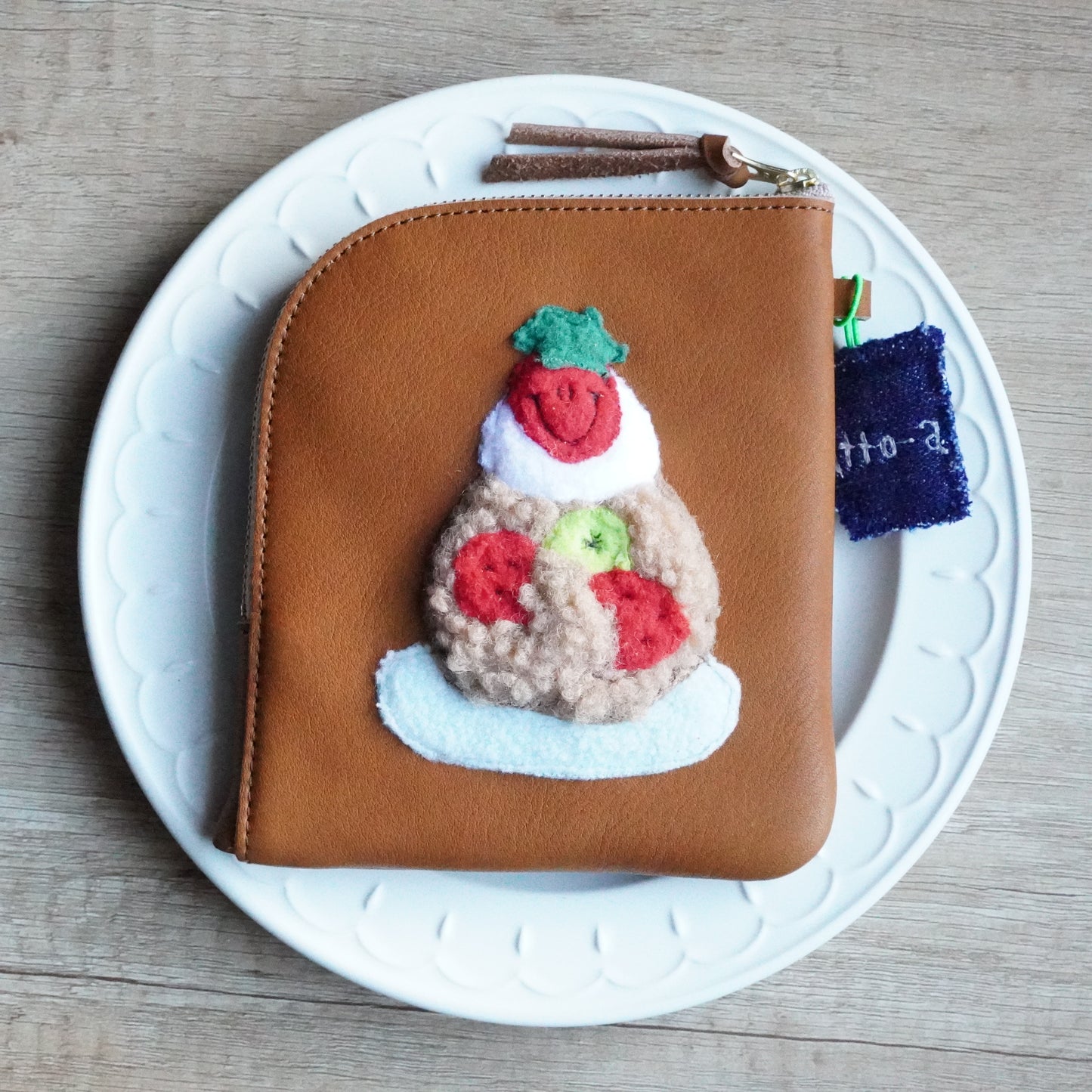 YUYAmade × atto-@ Collaboration / Cupcake L-Shaped Pouch