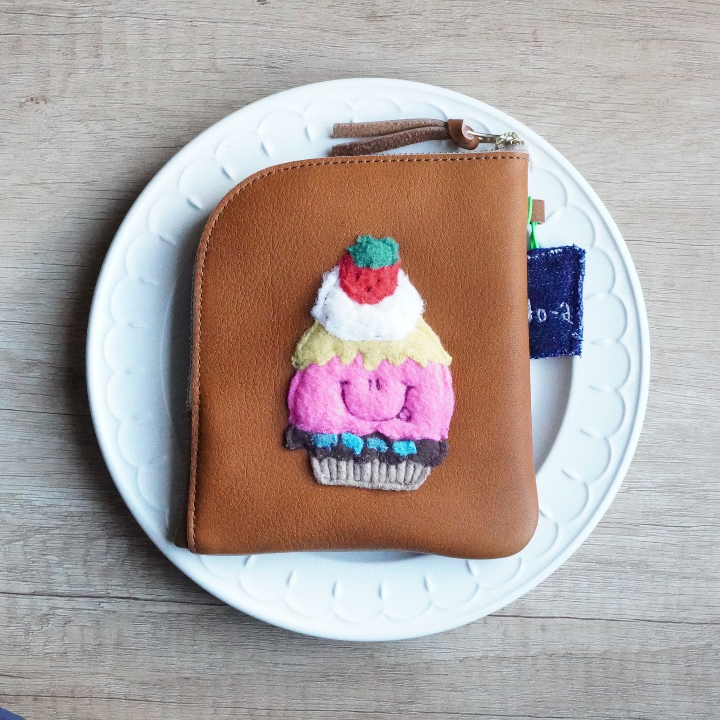 YUYAmade × atto-@ Collaboration / Cupcake L-Shaped Pouch